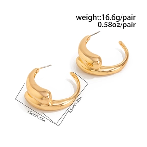Detailed view of chunky gold hoop earrings with dimensions 3.5cm and weight 16.6g