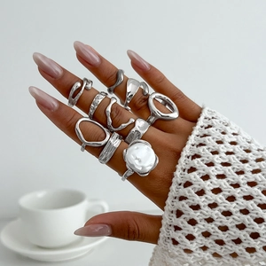 Silbernes Lava-Ring-Set mit Barockperle, elegante Schmuckstücke an den Händen