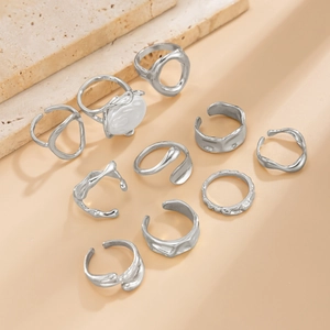 Detailansicht eines 10-teiligen silbernen Ring-Sets mit Lava-Textur und Perlendetail