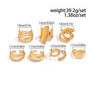 Détail d'un ensemble de 7 bagues dorées montrant les dimensions et poids de chaque bague