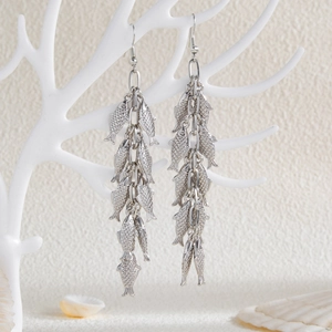 Orecchini pendenti a pesce in argento con texture a scaglie su corallo e conchiglie