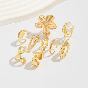 Set van 8 gouden ringen met barokke parels en vloeibaar lava bloemendesign