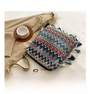 Vue détaillée du sac tissé bohème avec motifs zigzag et glands à franges bleues