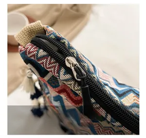 Détail d'un sac cabas vintage tissé ethnique avec une fermeture éclair métallique lisse