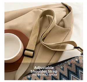 Détail du sac cabas tissé ethnique avec bandoulière réglable et boucle en plastique noir