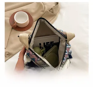 Détail montrant la grande capacité intérieure de ce sac bandoulière bohème à franges