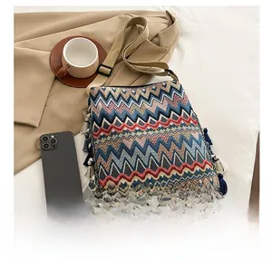 Détails du sac cabas tricoté bohème avec motifs à vagues et glands à franges