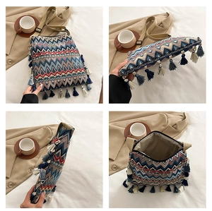 Détails du sac bandoulière tissé ethnique avec motifs colorés et breloques à pompons