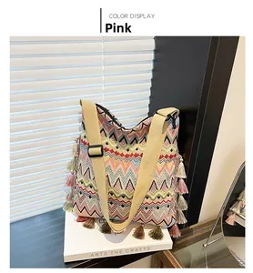 Détail du sac à bandoulière bohème rose avec motifs de vagues colorées et des franges