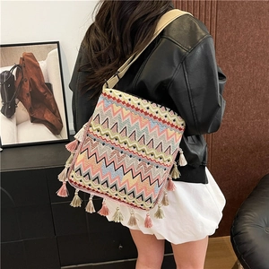 Détail du sac bohème avec broderie de vagues, glands colorés et bandoulière