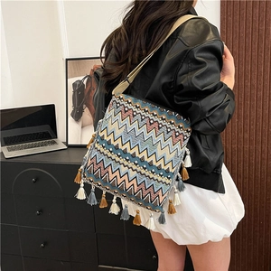 Détail d'un sac bohème tissé avec motifs géométriques et bordures à franges élégantes
