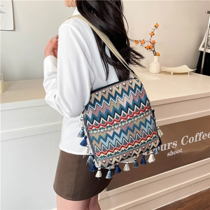 Détail du sac bohème avec motif à chevrons colorés et finitions ethniques à franges