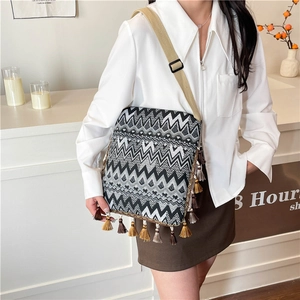 Détail du sac bandoulière tissé ethnique avec franges boho et sangle réglable