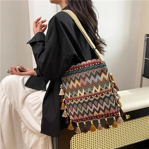 Sac bandoulière ethnique avec motifs zigzag colorés et détails de franges bohèmes