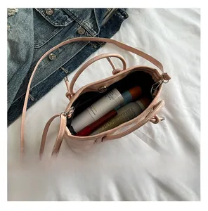 Vue détaillée de l'intérieur du cabas en cuir rose avec grande capacité et fermoir aimanté