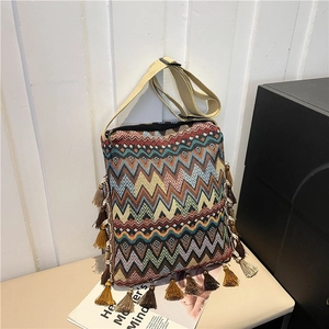 Sac bandoulière bohème vintage avec tissage chevrons colorés et pompons