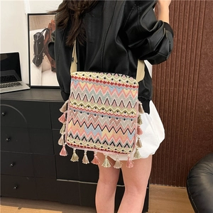 Sac bandoulière bohème aux motifs géométriques colorés et décorations à franges