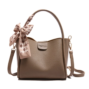 Braune Eimer-Tasche mit Lychee-Struktur, Tragegriff, Riemen und dekorativem Seidenschal