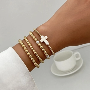 Vierteiliges goldenes Perlenarmband-Set mit Kreuz-Anhängern und weißen Perlen für Damen