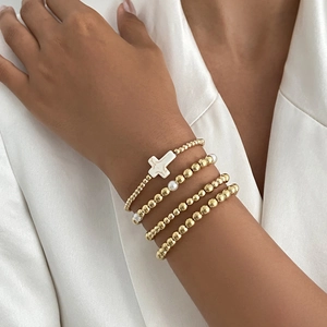 Schickes 4er-Set goldene Perlenarmbänder mit Perlen und weißem Kreuzanhänger