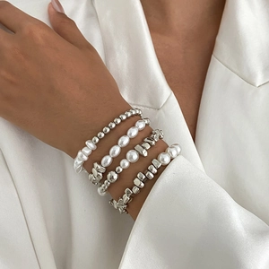 Fünfteiliges Armband-Set mit Kunstperlen und silbernen Kreuz-Anhängern im Lagenlook