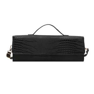 Minimalistische schwarze Achseltasche in Kroko-Optik mit Griff und Schultergurt