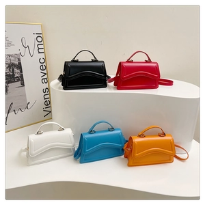 Sac à main trapèze chic en cinq couleurs unies avec un design texturé à vagues