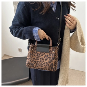 Borsa a tracolla chic con stampa leopardata abbinata a un outfit moderno e trendy