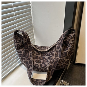 Dettaglio della borsa tote leopardata con forma a mezzaluna e chiusura a zip liscia