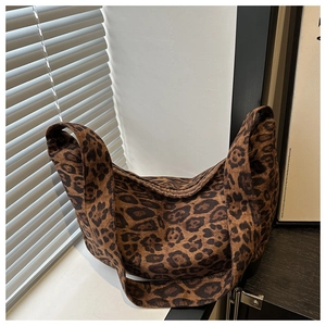 Dettaglio della borsa tote in tela leopardata su mobili scuri vicino alla finestra