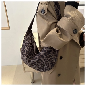 Borsa tote leopardata in tela abbinata a un trench kaki per un look autunnale vintage