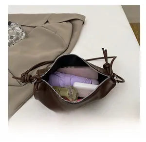Détail du grand espace intérieur du sac demi-lune marron avec fermeture éclair