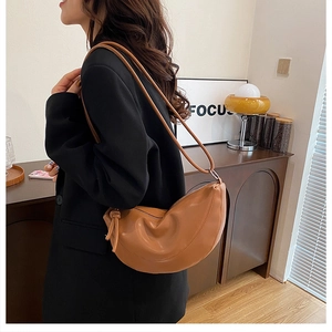 Détail du sac hobo caramel avec sangle nouée unique et texture en cuir lisse
