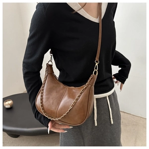 Détail d'un sac sous les bras en cuir PU marron avec chaîne dorée et bandoulière réglable