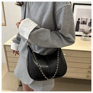 Détail du sac hobo en cuir PU noir avec une chaîne dorée et une couture verticale