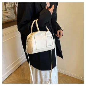 Vue détaillée du sac Boston blanc crème avec bandoulière et fenêtre pour carte d'identité