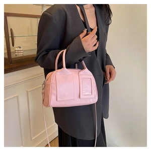 Détails du sac à main Boston rose en similicuir avec une fente pour carte