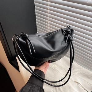 Sac selle croissant noir chic avec détails de nœuds en corde et anneaux argentés femme
