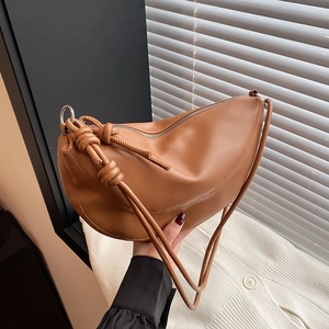 Sac croissant chic en cuir souple marron avec sangle nouée et design minimaliste