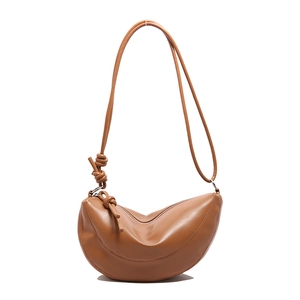 Sac à bandoulière demi-lune en cuir marron caramel avec sangle nouée et zip argenté