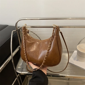 Sac hobo demi-lune marron avec chaîne dorée et finition en similicuir brillant
