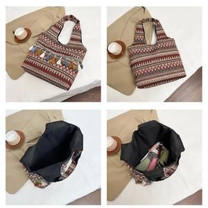 Viste dettagliate della borsa etnica intrecciata con grande capacità e nappa colorata