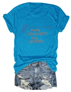 Détail d'un t-shirt bleu vif avec motif spaghetti orange et short en jean déchiré