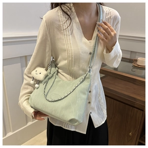 Borsa a spalla verde menta con texture, catena argentata e ciondolo a nuvola bianca