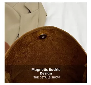 Dettaglio macro della chiusura magnetica di una borsa bohémien in pelle scamosciata