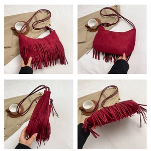 Vues détaillées du sac bandoulière en daim bordeaux avec franges style bohème