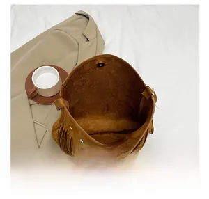 Vista interna della borsa in pelle scamosciata marrone con frange e chiusura magnetica