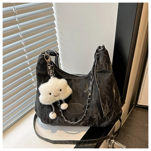 Borsa hobo nera plissettata con catena d'argento e ciondolo a nuvola in dettaglio