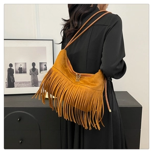 Sac à bandoulière en daim jaune avec de longues franges et deux fines lanières