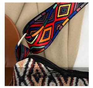 Dettaglio borsa etnica a tracolla con tracolla geometrica colorata e fibbia in metallo